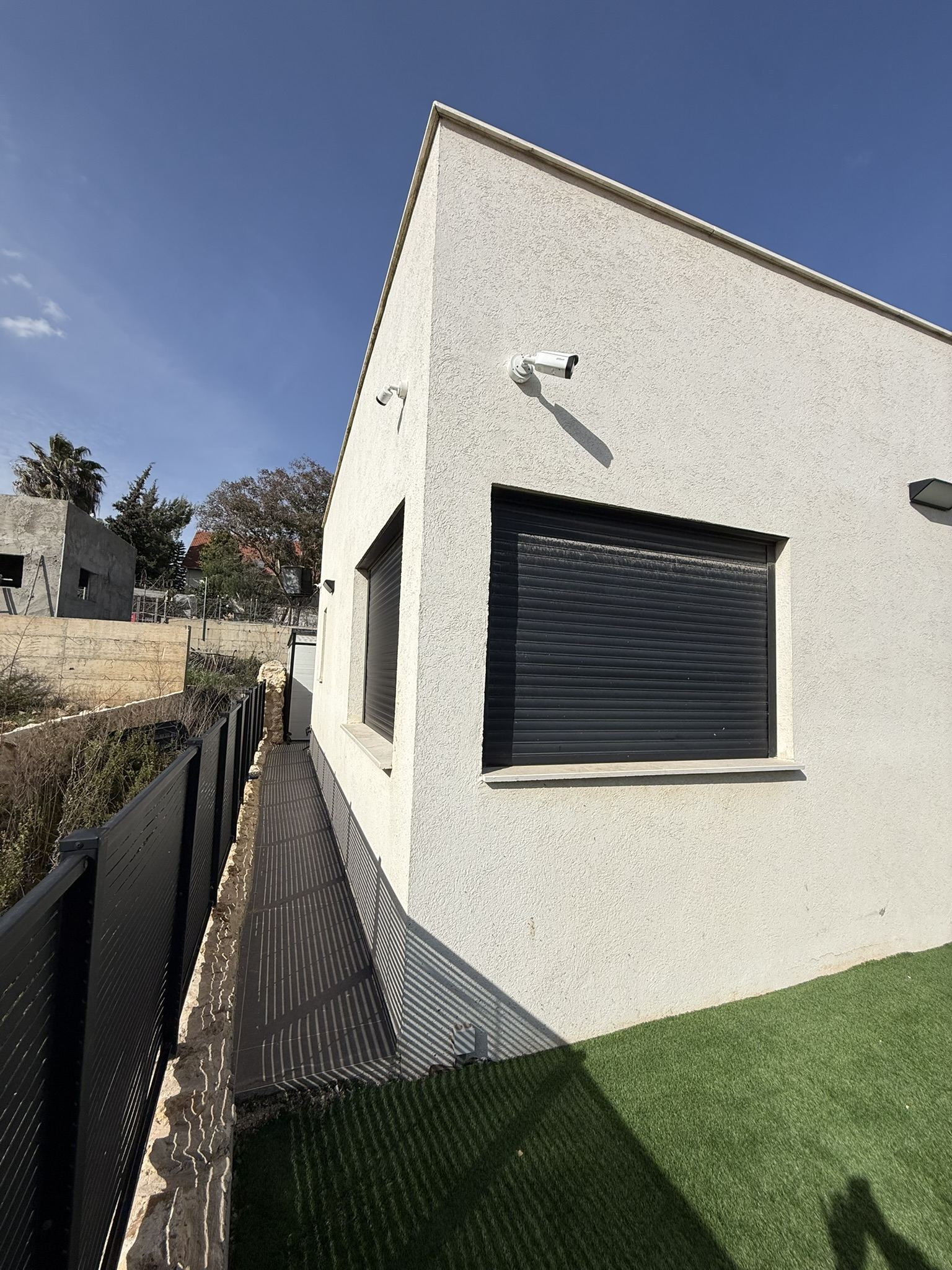 מצלמות אבטחה מותקנות על קיר חיצוני של בית פרטי