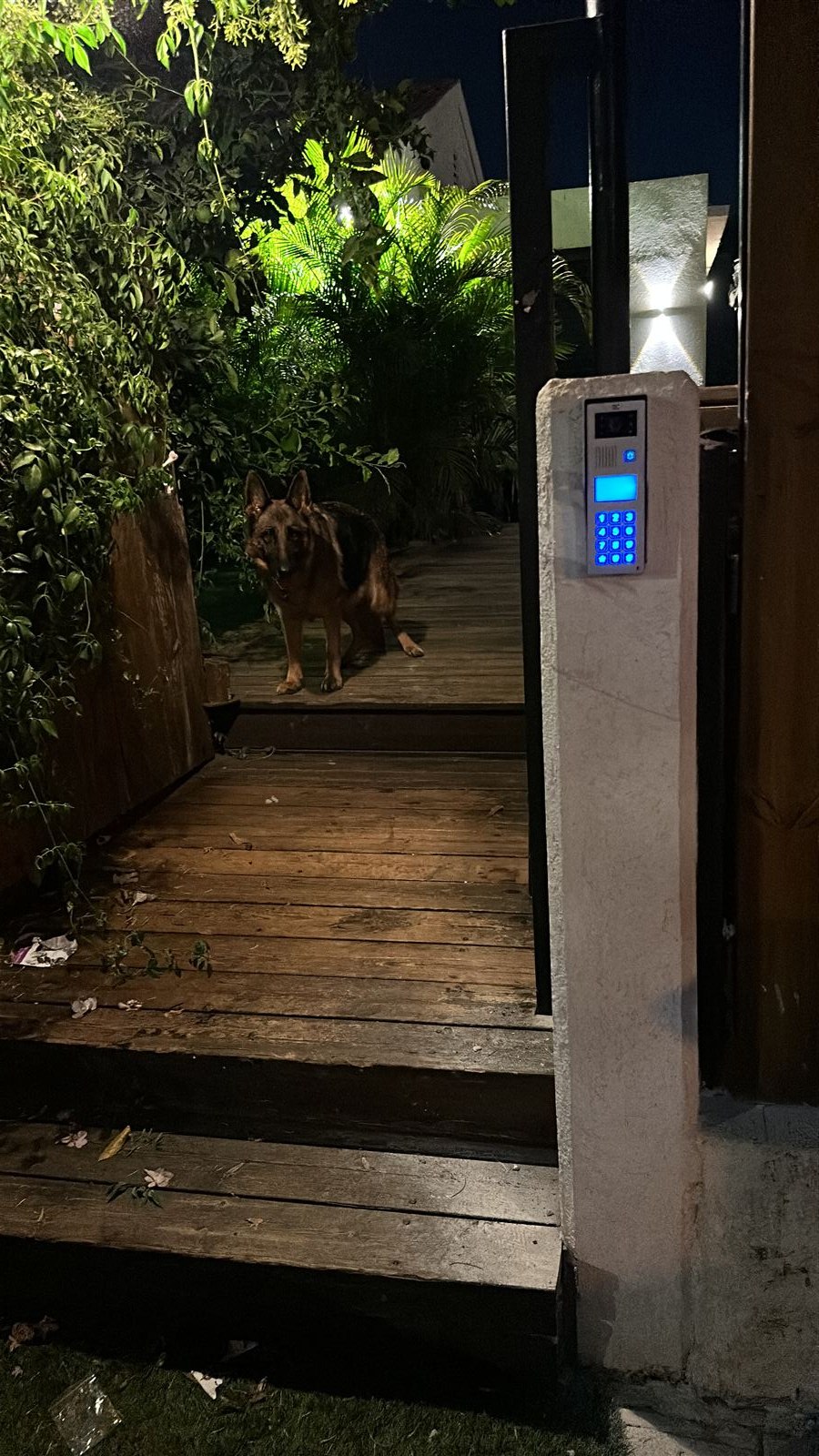אינטרקום עם קודן מואר בכניסה לחצר בית פרטי