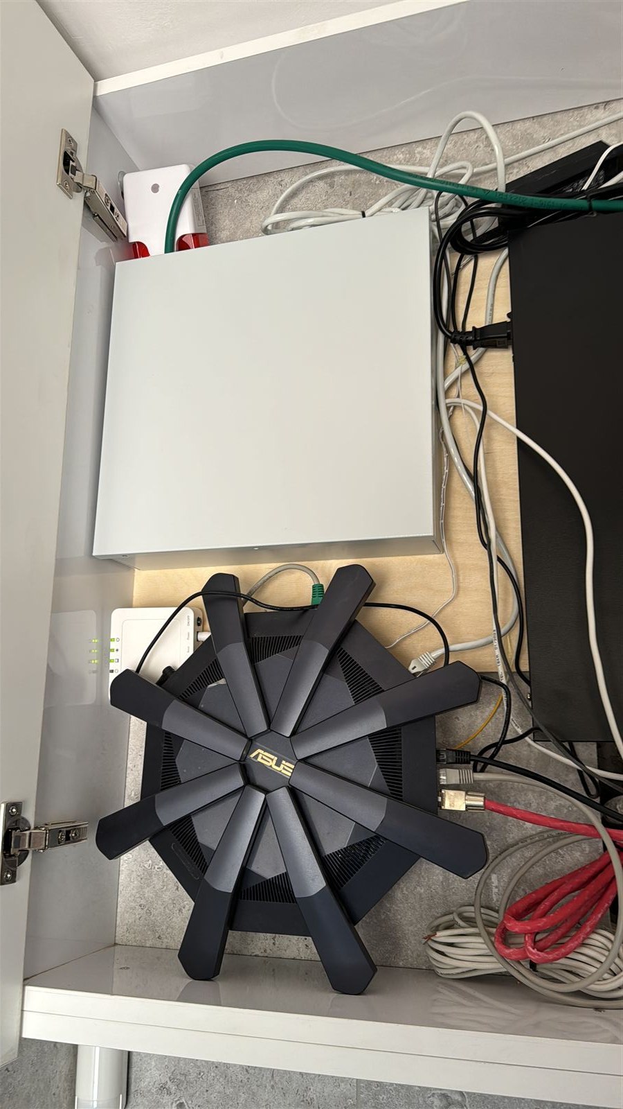 ראוטר WiFi ומרכזיית תקשורת מותקנים בארון ייעודי